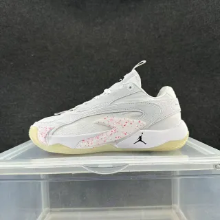 Zapatillas chunky Air Jordan Future con silueta en blanco y rosa y panel de detalles moteados
