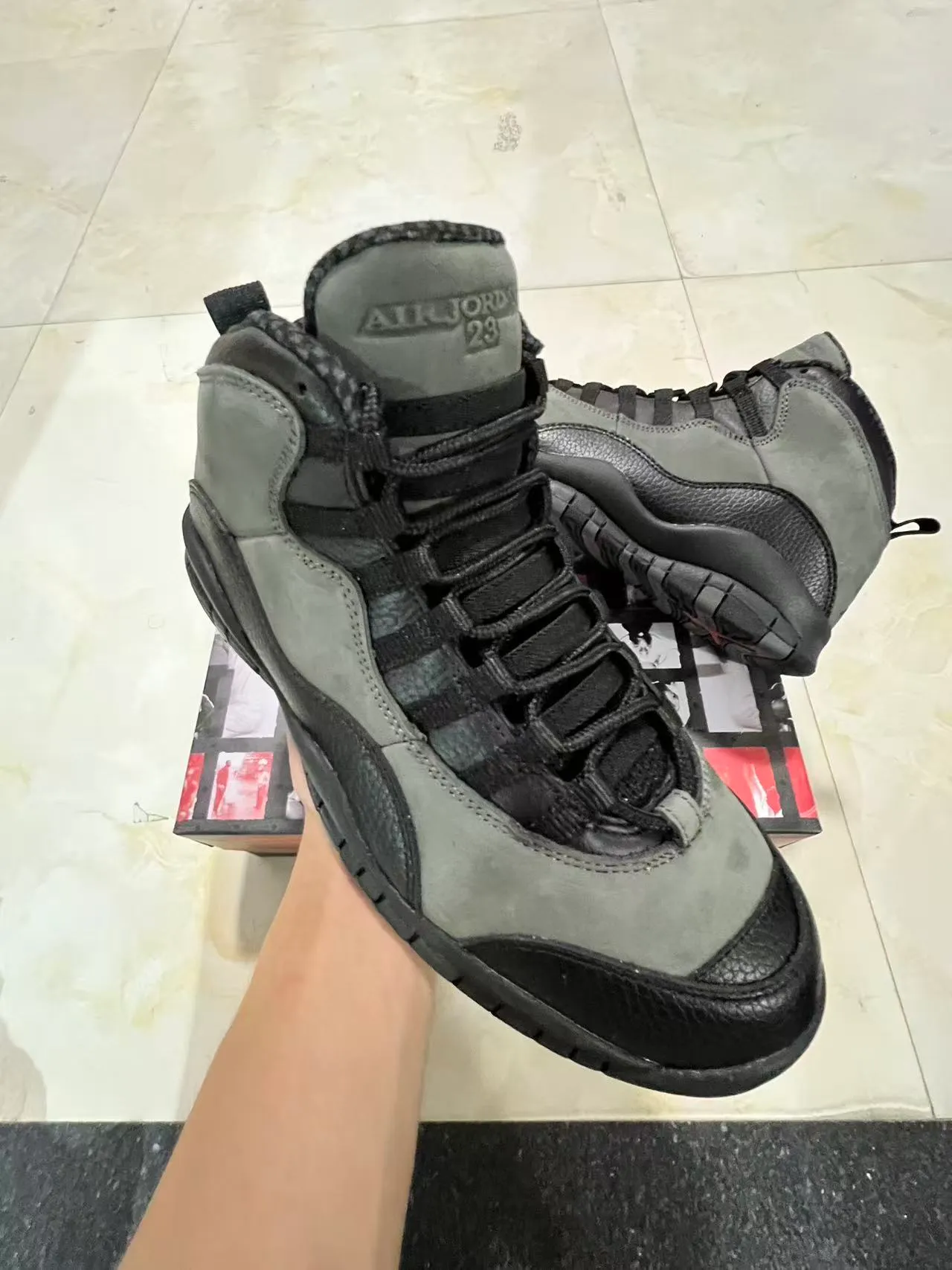 Air Jordan 灰黑配色高帮多层绒面革与荔枝纹皮革篮球鞋 2