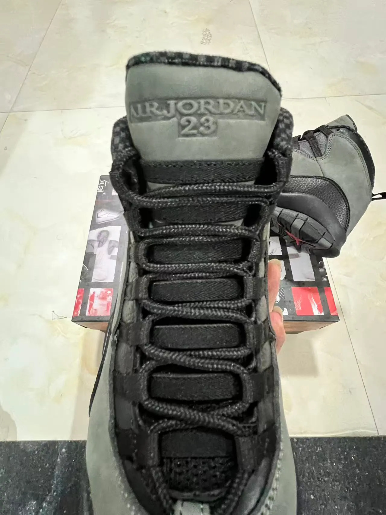 Air Jordan 灰黑配色高帮多层绒面革与荔枝纹皮革篮球鞋 4