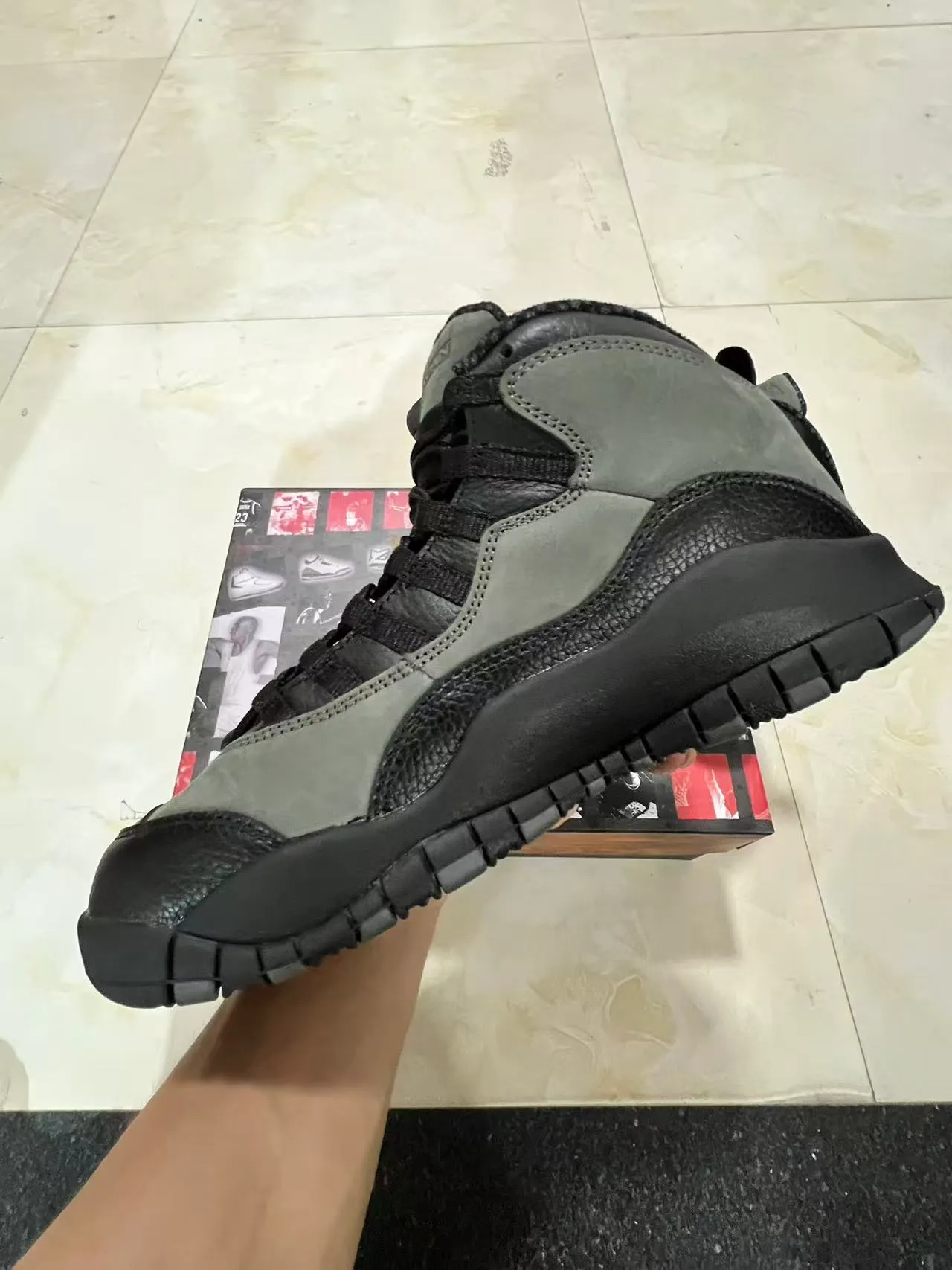 Air Jordan 灰黑配色高帮多层绒面革与荔枝纹皮革篮球鞋 5
