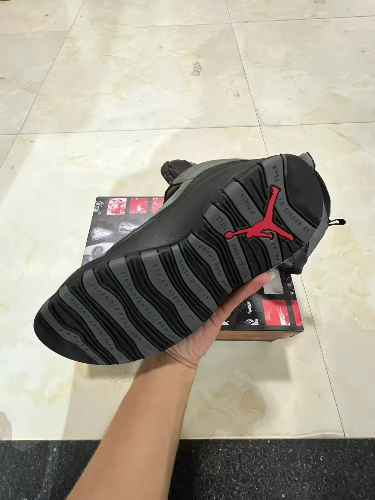 Air Jordan 灰黑配色高帮多层绒面革与荔枝纹皮革篮球鞋 6