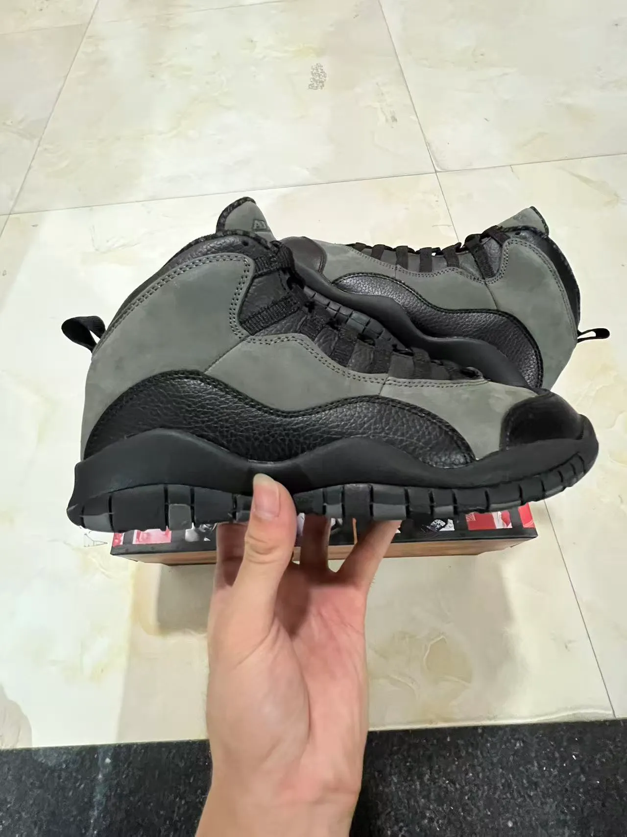 Air Jordan 灰黑配色高帮多层绒面革与荔枝纹皮革篮球鞋 7