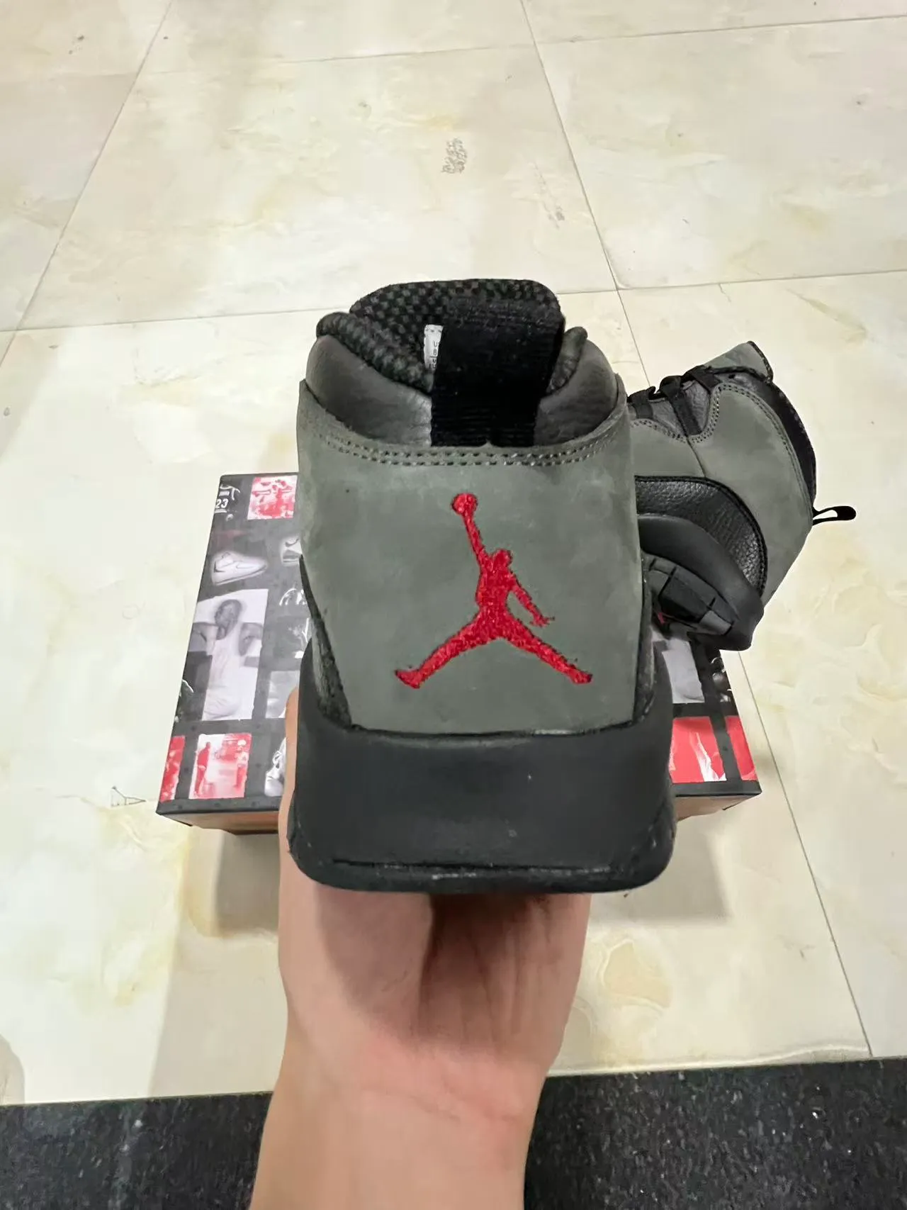 Air Jordan 灰黑配色高帮多层绒面革与荔枝纹皮革篮球鞋 8