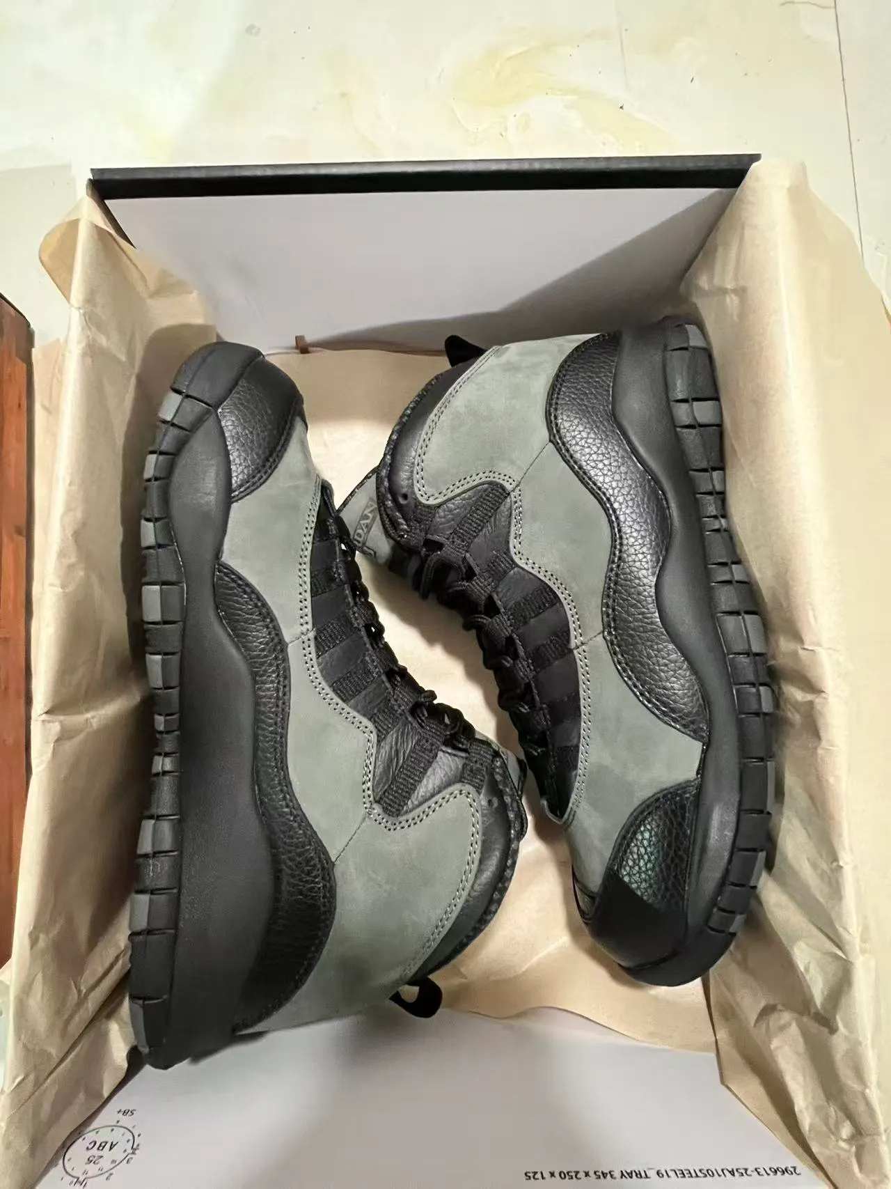 Air Jordan 灰黑配色高帮多层绒面革与荔枝纹皮革篮球鞋 9