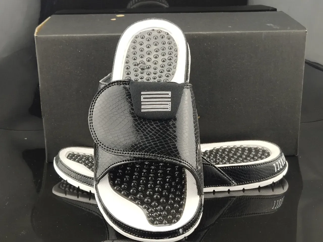 Air Jordan Slide Noir Cuir de Serpent Brillant Texturé Bretelle Sandale 4