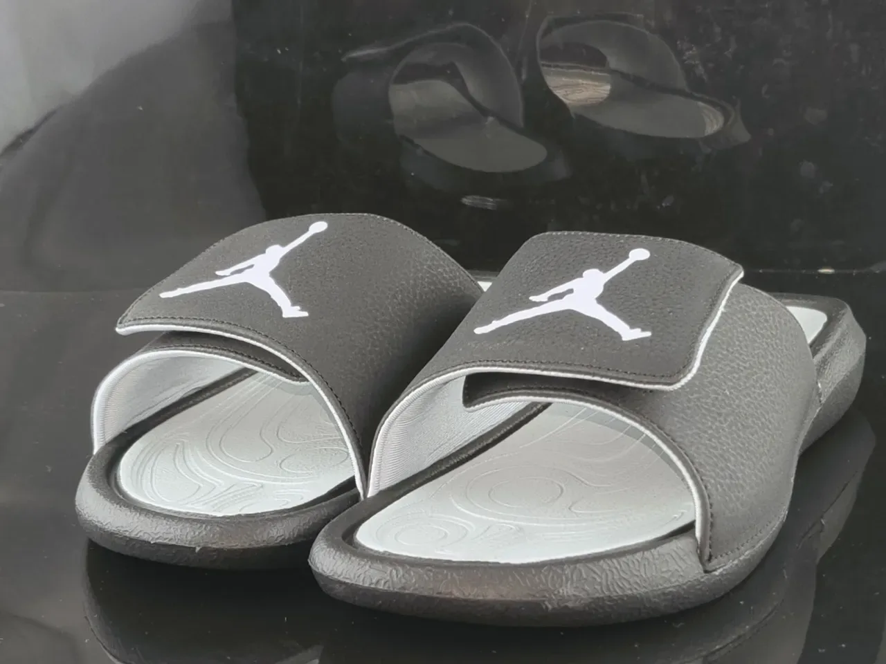 Air Jordan Slide नعाल رمادي داكن وأبيض 2