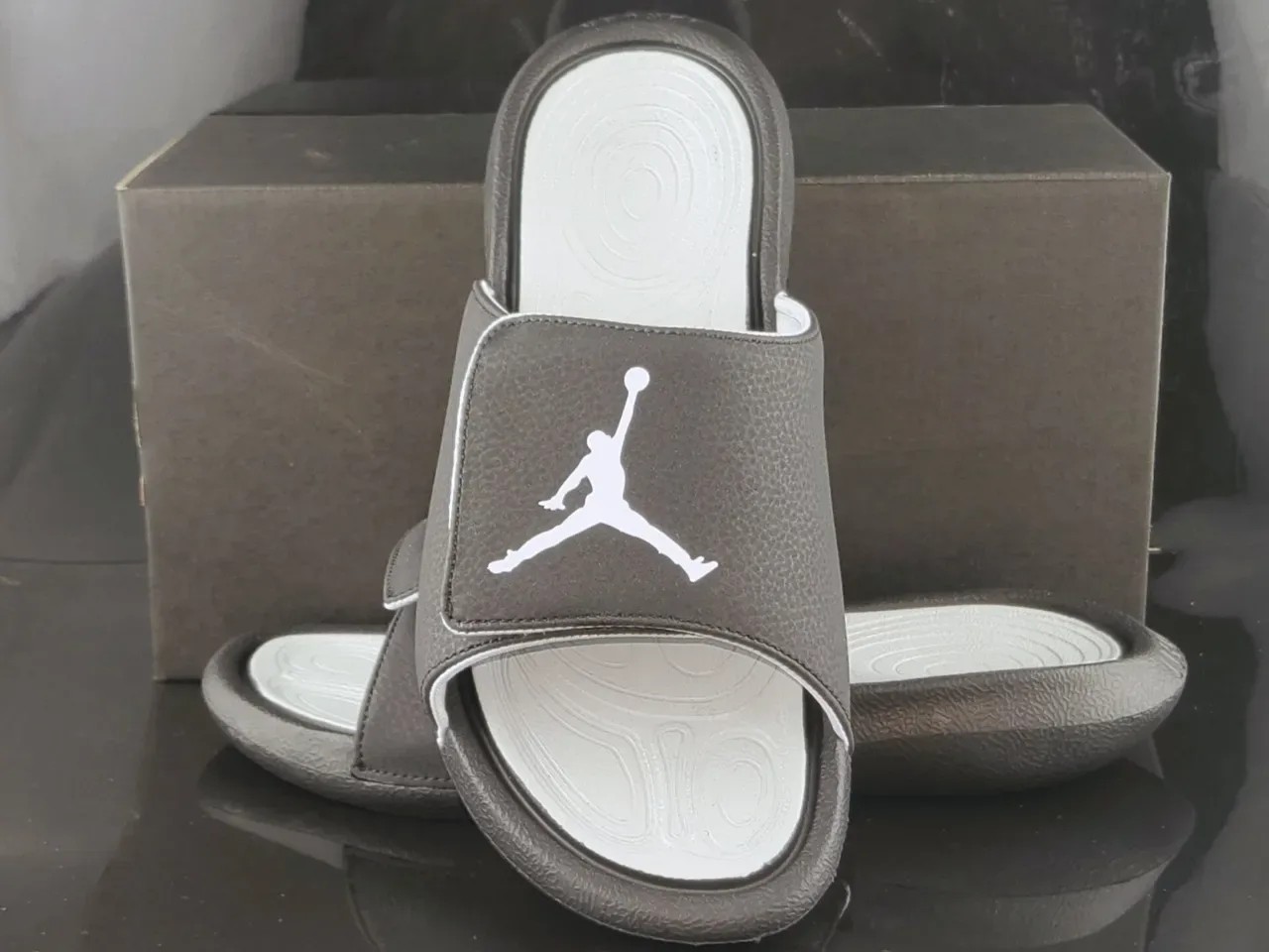 Air Jordan Slide नعाल رمادي داكن وأبيض 4