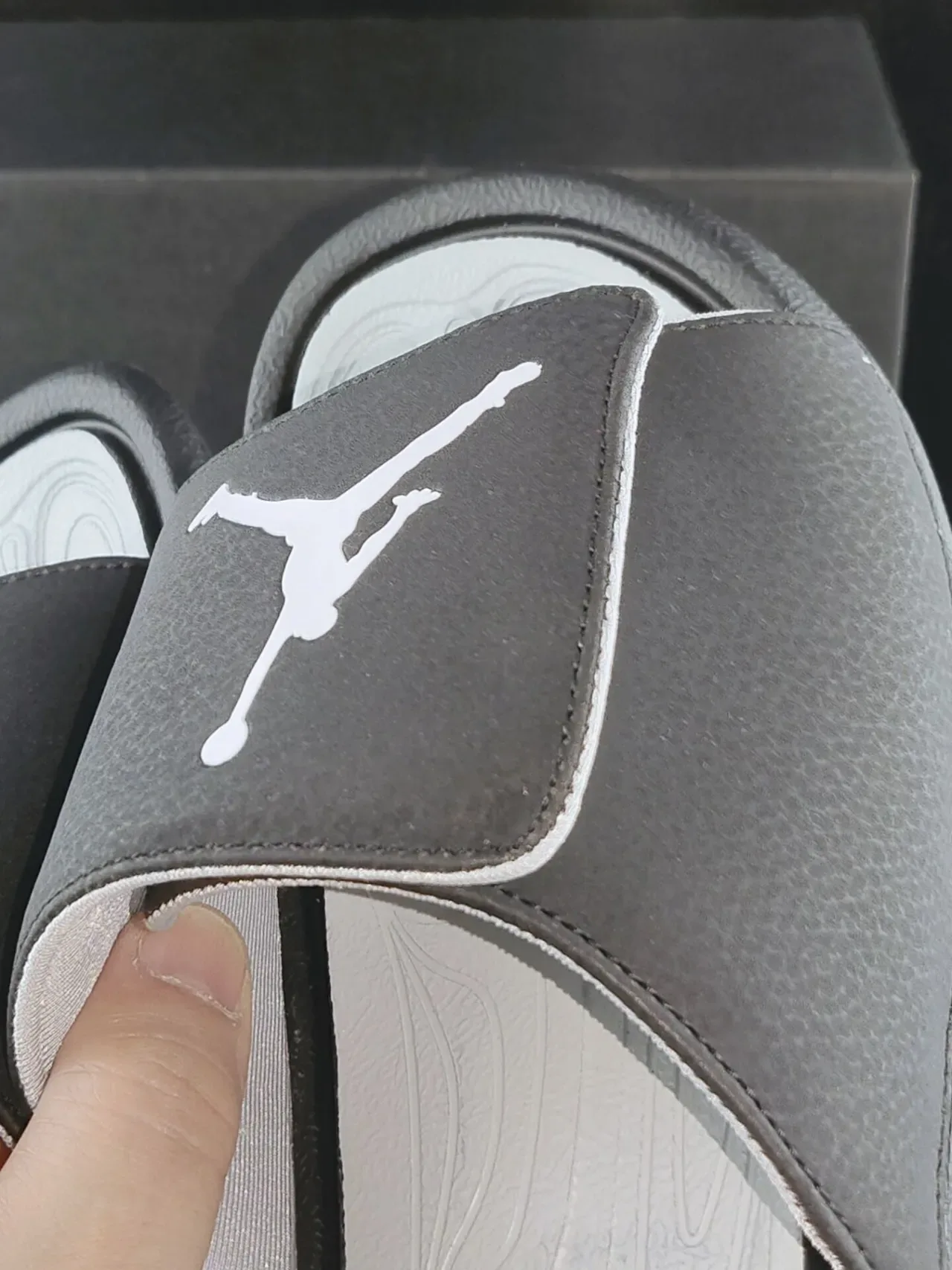 Air Jordan Slide नعाल رمادي داكن وأبيض 6