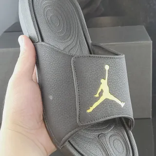 Air Jordan Slide Gris Oro Suela de Goma Moldada Correa Texturizada Granulada Chanclas