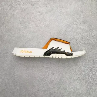 Chinelos Air Jordan branco e laranja com cabedal tipo couro e tira contrastante