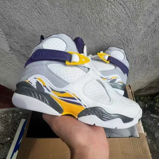 Tênis de basquete Air Jordan de cano alto com fecho de tira dupla branco e roxo