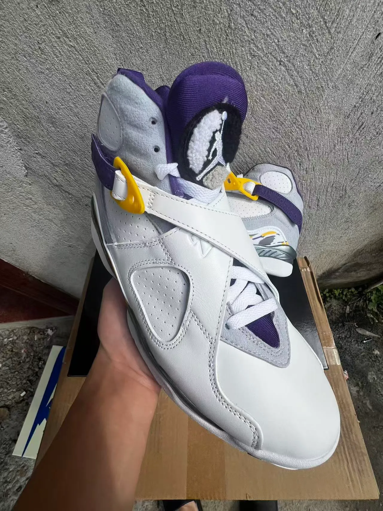 Tênis de basquete Air Jordan de cano alto com fecho de tira dupla branco e roxo 2