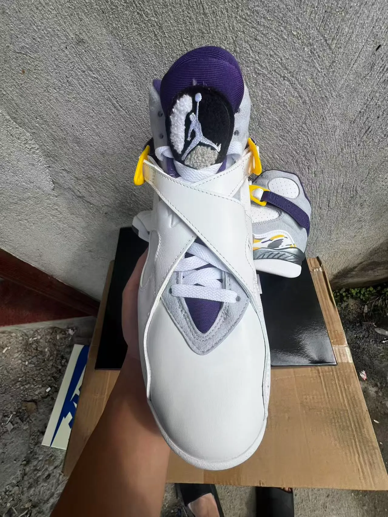 Tênis de basquete Air Jordan de cano alto com fecho de tira dupla branco e roxo 3