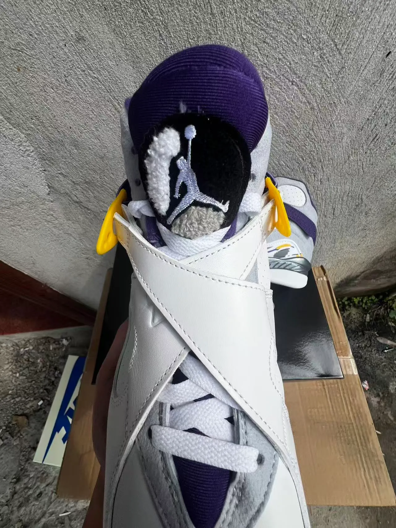 Tênis de basquete Air Jordan de cano alto com fecho de tira dupla branco e roxo 4