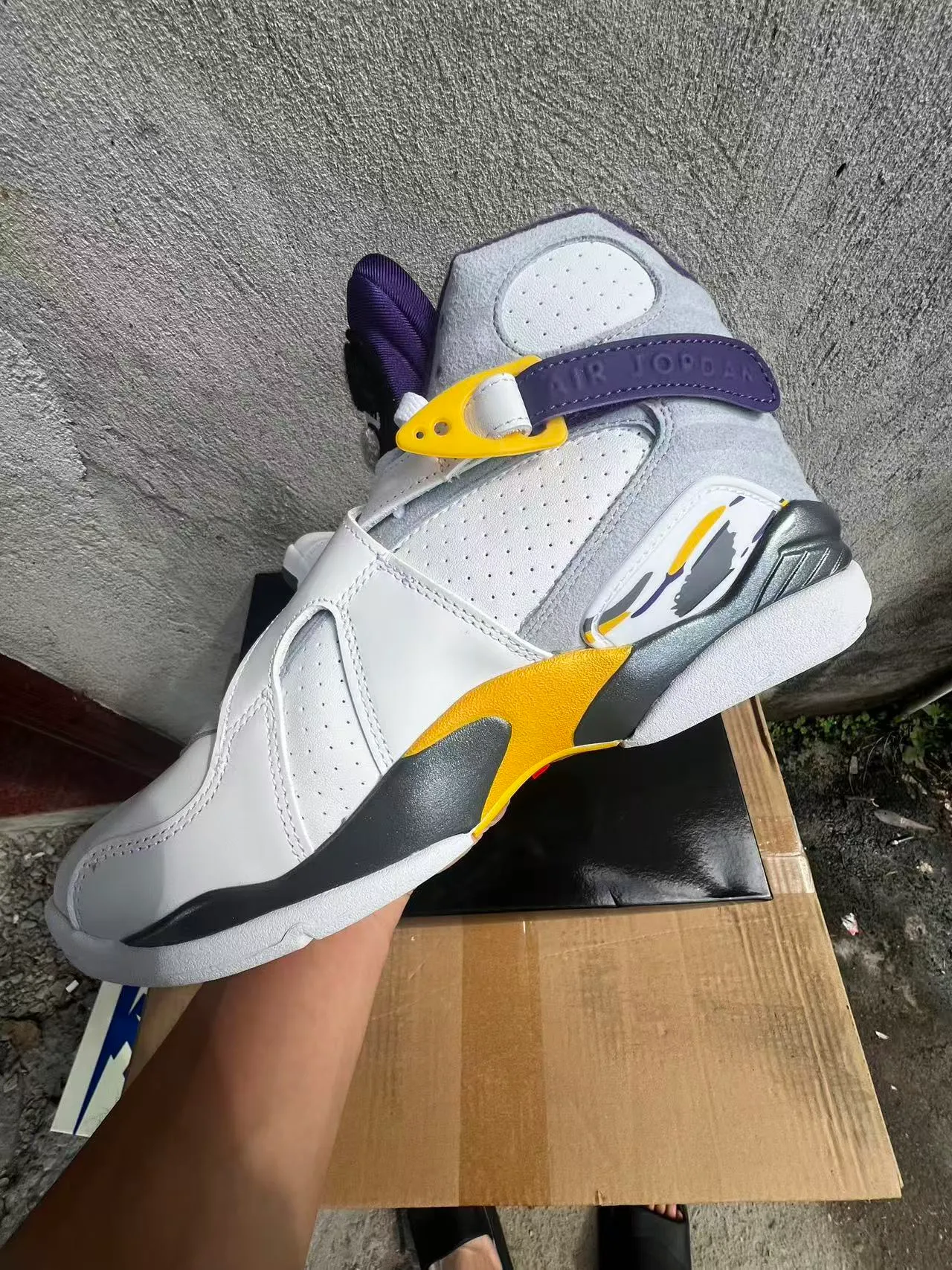 Tênis de basquete Air Jordan de cano alto com fecho de tira dupla branco e roxo 5