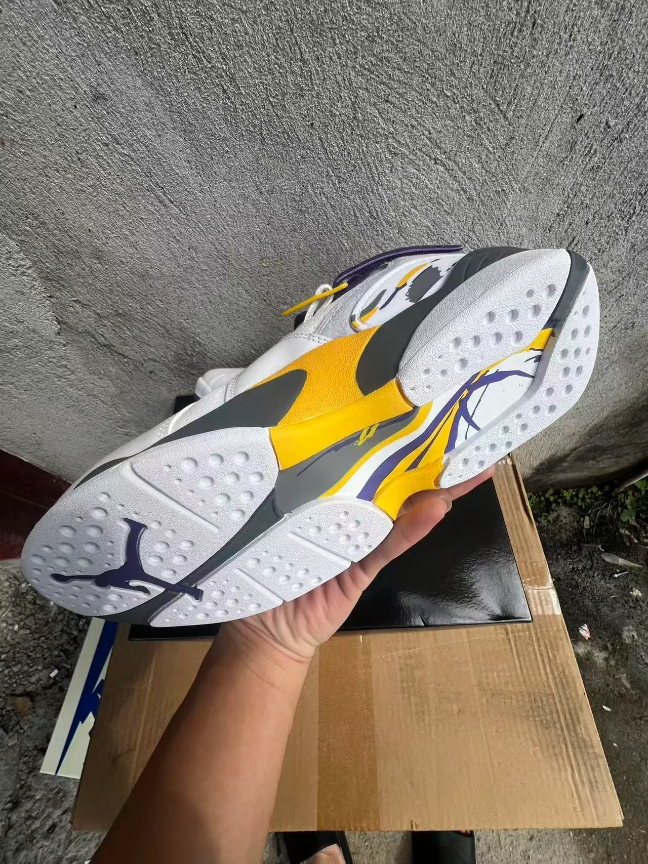 Tênis de basquete Air Jordan de cano alto com fecho de tira dupla branco e roxo 6