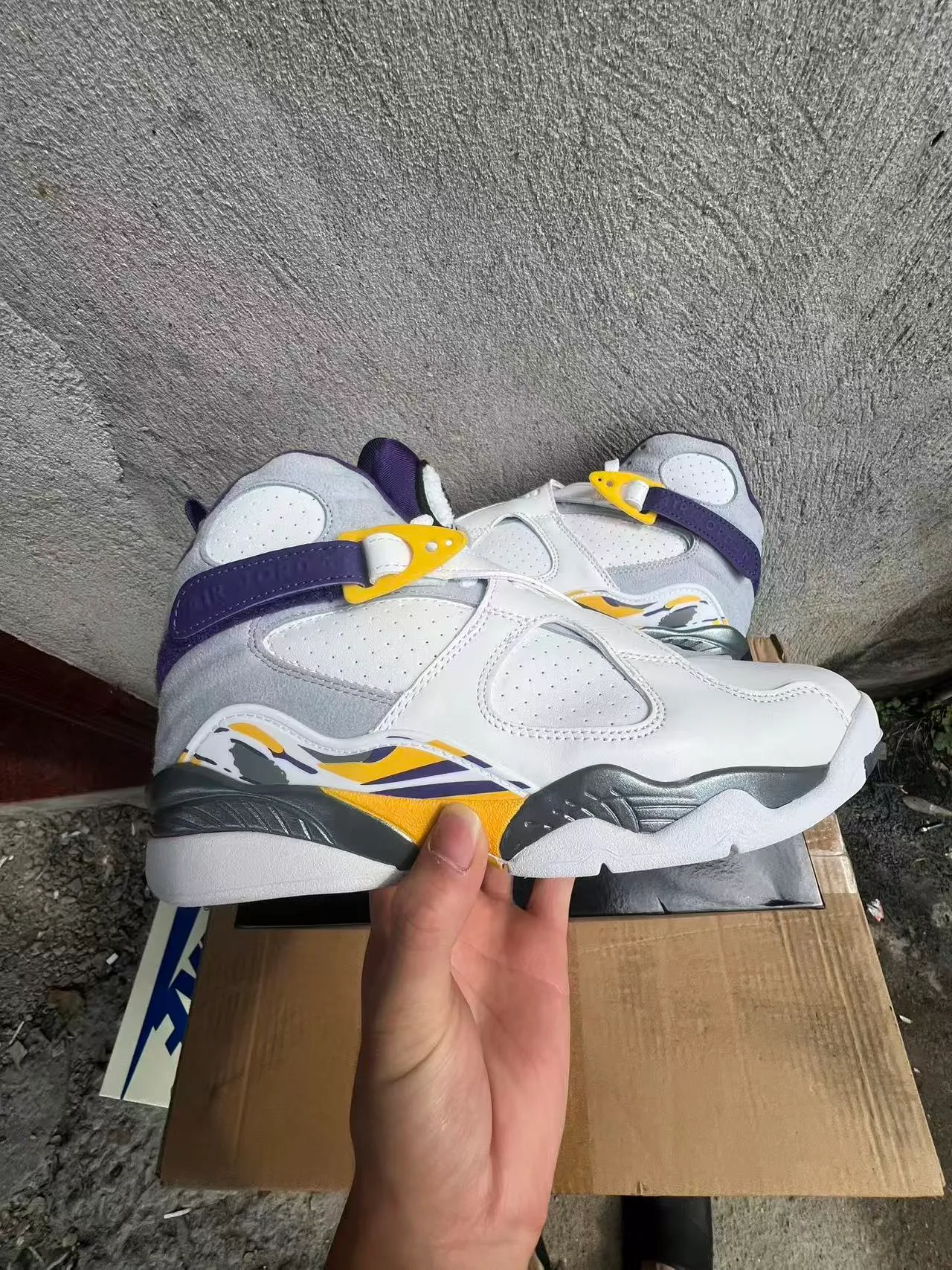 Tênis de basquete Air Jordan de cano alto com fecho de tira dupla branco e roxo 7