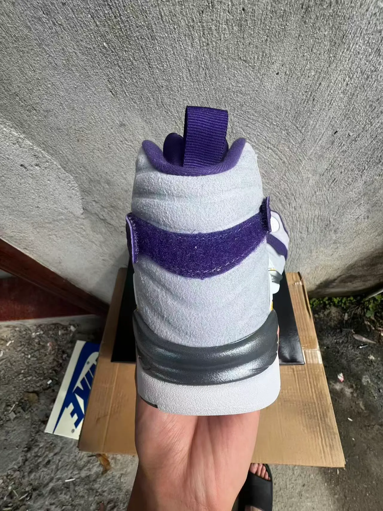 Tênis de basquete Air Jordan de cano alto com fecho de tira dupla branco e roxo 8