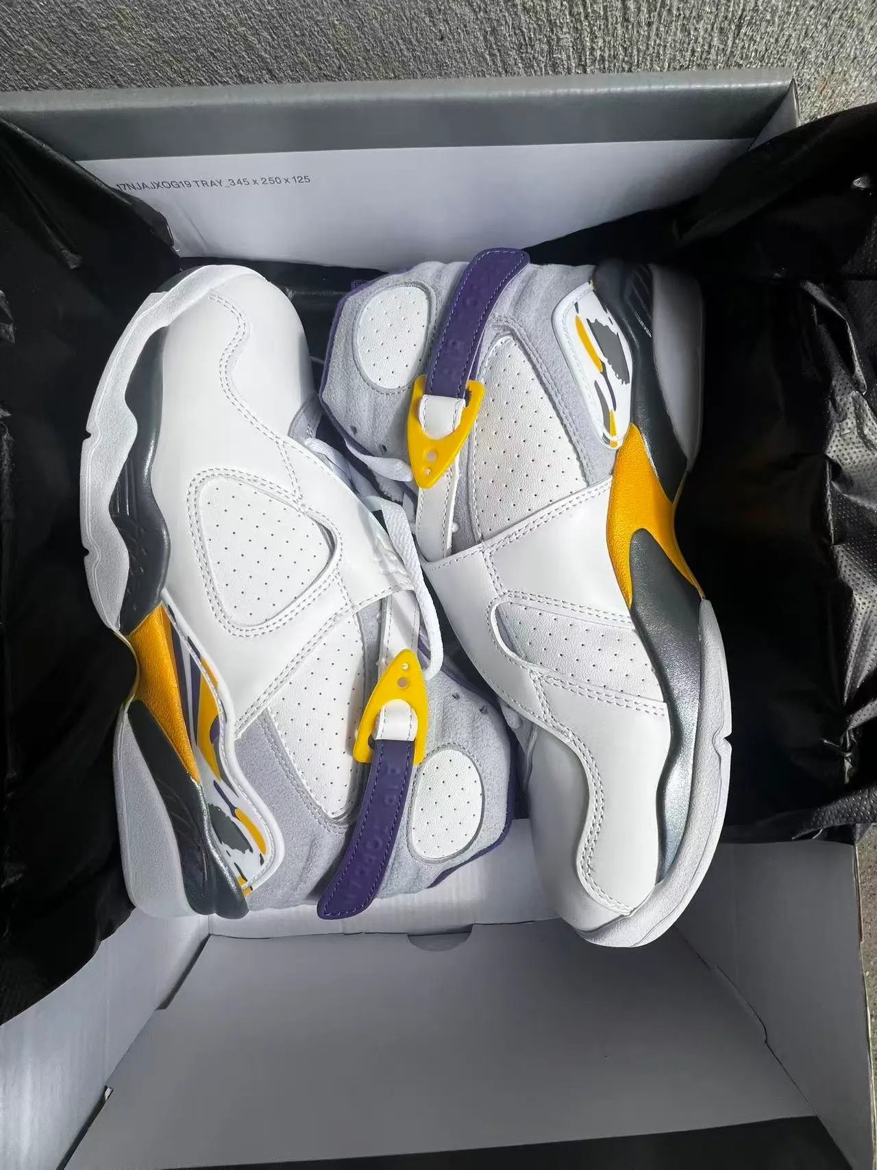 Tênis de basquete Air Jordan de cano alto com fecho de tira dupla branco e roxo 9