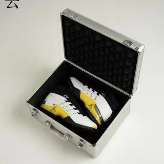 Tênis de basquete cano alto Air Jordan branco e amarelo com biqueira perfurada