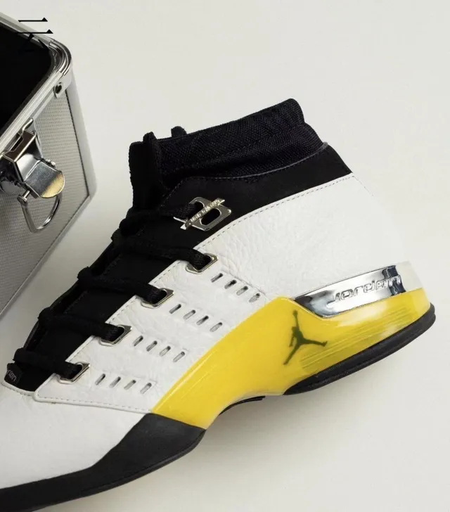 حذاء كرة السلة عالي الرقبة Air Jordan باللونين الأبيض والأصفر بمقدمة مثقوبة 2