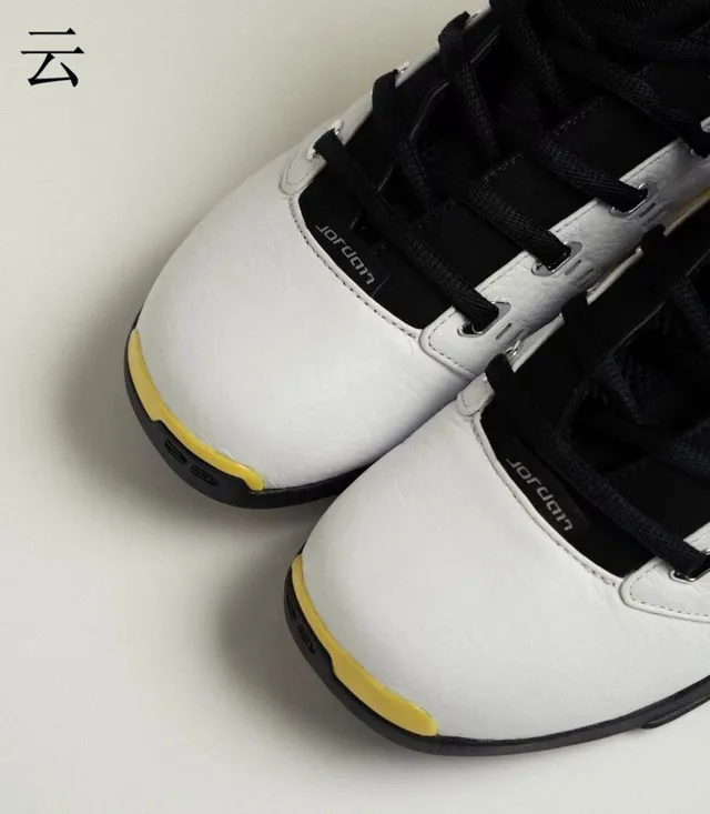 حذاء كرة السلة عالي الرقبة Air Jordan باللونين الأبيض والأصفر بمقدمة مثقوبة 3