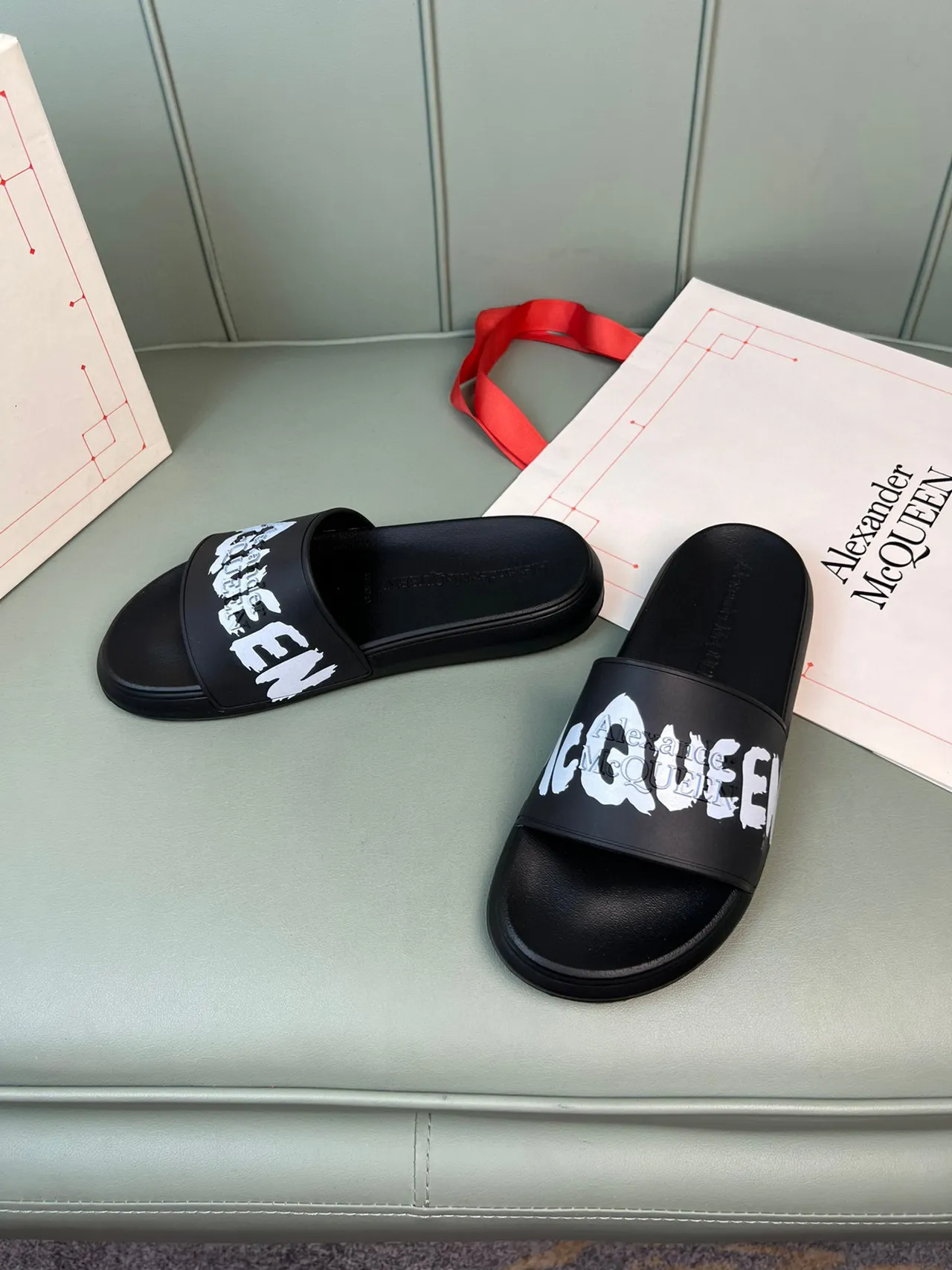 Alexander McQueen Noir Blanc Logo-Print Sangle Semelle de Caoutchouc Moulée Chaussons 7
