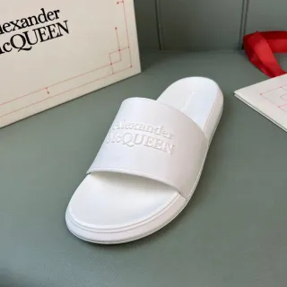 Alexander McQueen दबा हुआ लॉगो सफेद चप्पल