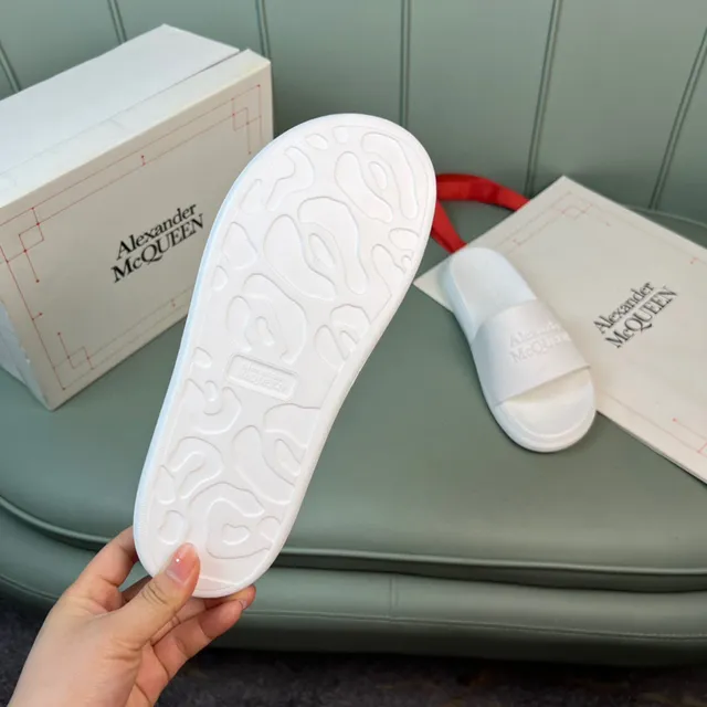 Alexander McQueen Logo embossado zapatilla blanca 2