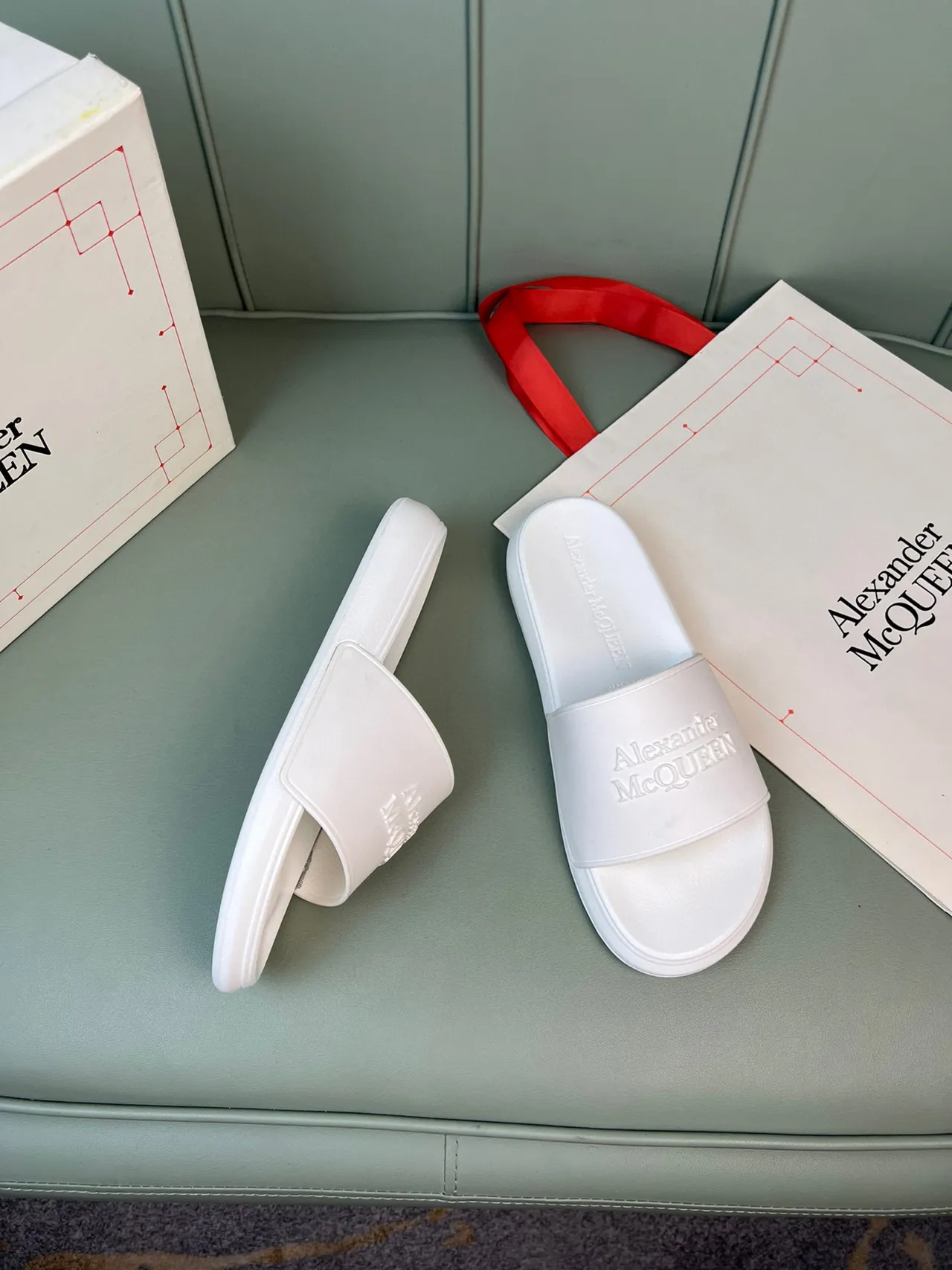 Alexander McQueen Logo embossado zapatilla blanca 5