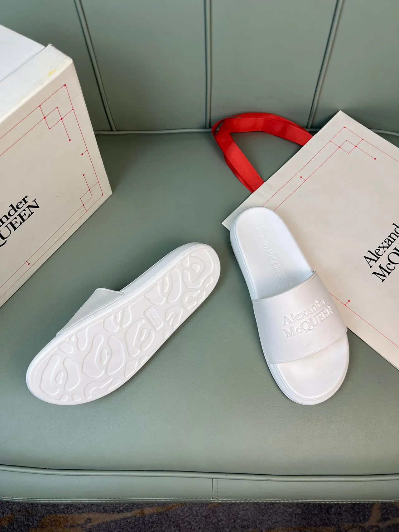 Alexander McQueen Logo embossado zapatilla blanca 7