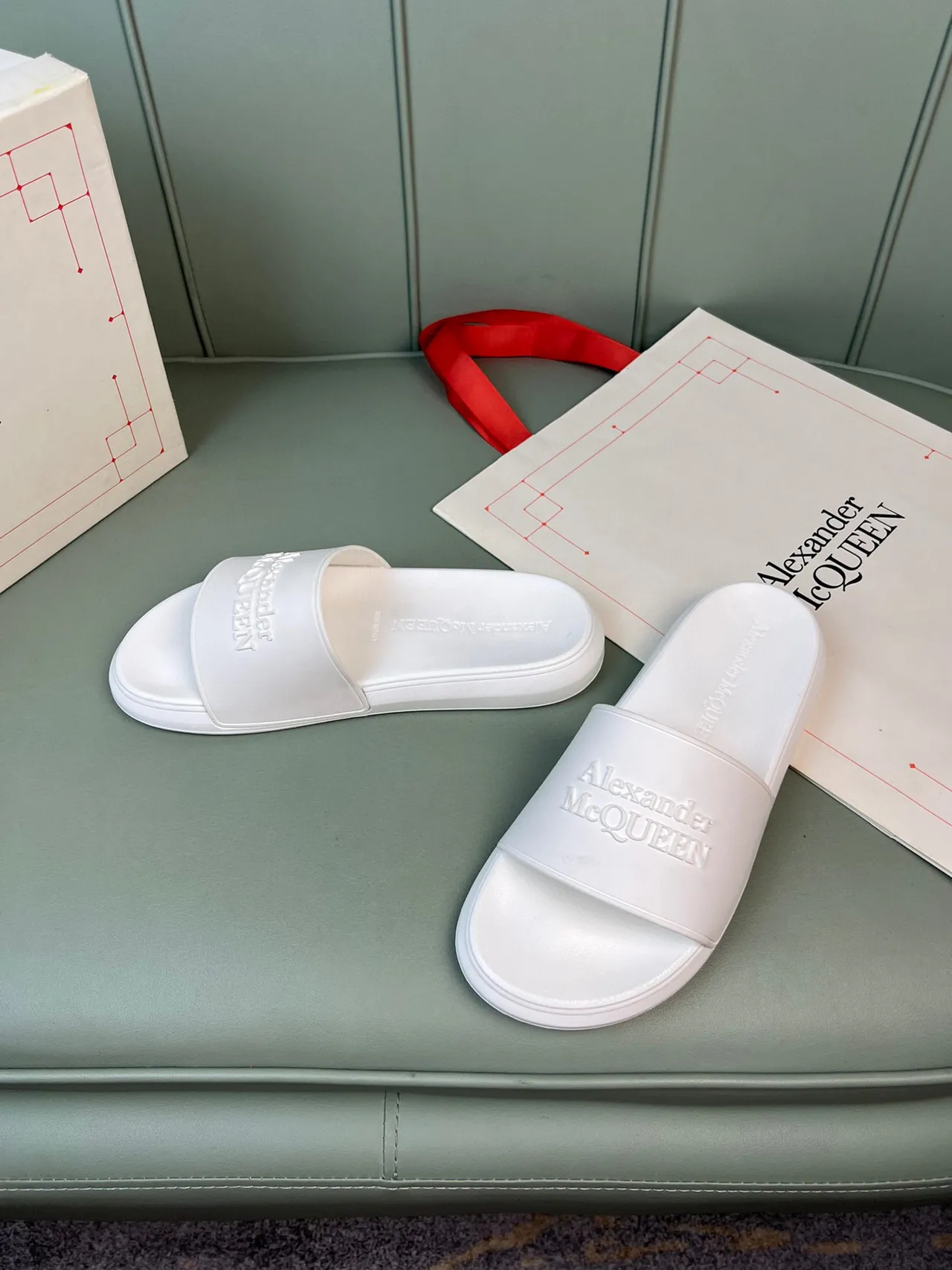 Alexander McQueen Logo embossado zapatilla blanca 8