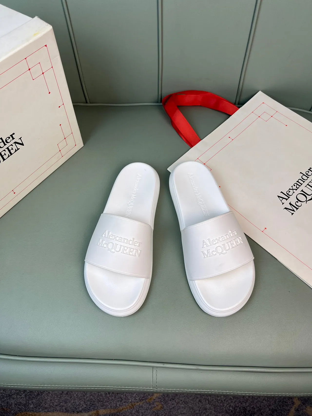 Alexander McQueen Logo embossado zapatilla blanca 9