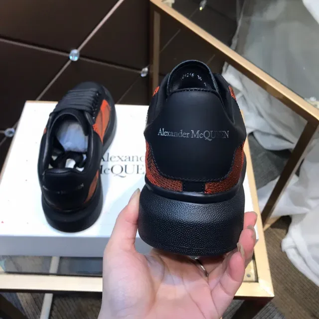 एलेक्जेंडर मैकक्वीन ओवरसाइज्ड स्नीकर काला और नारंगी मेश लाइफस्टाइल स्नीकर 5