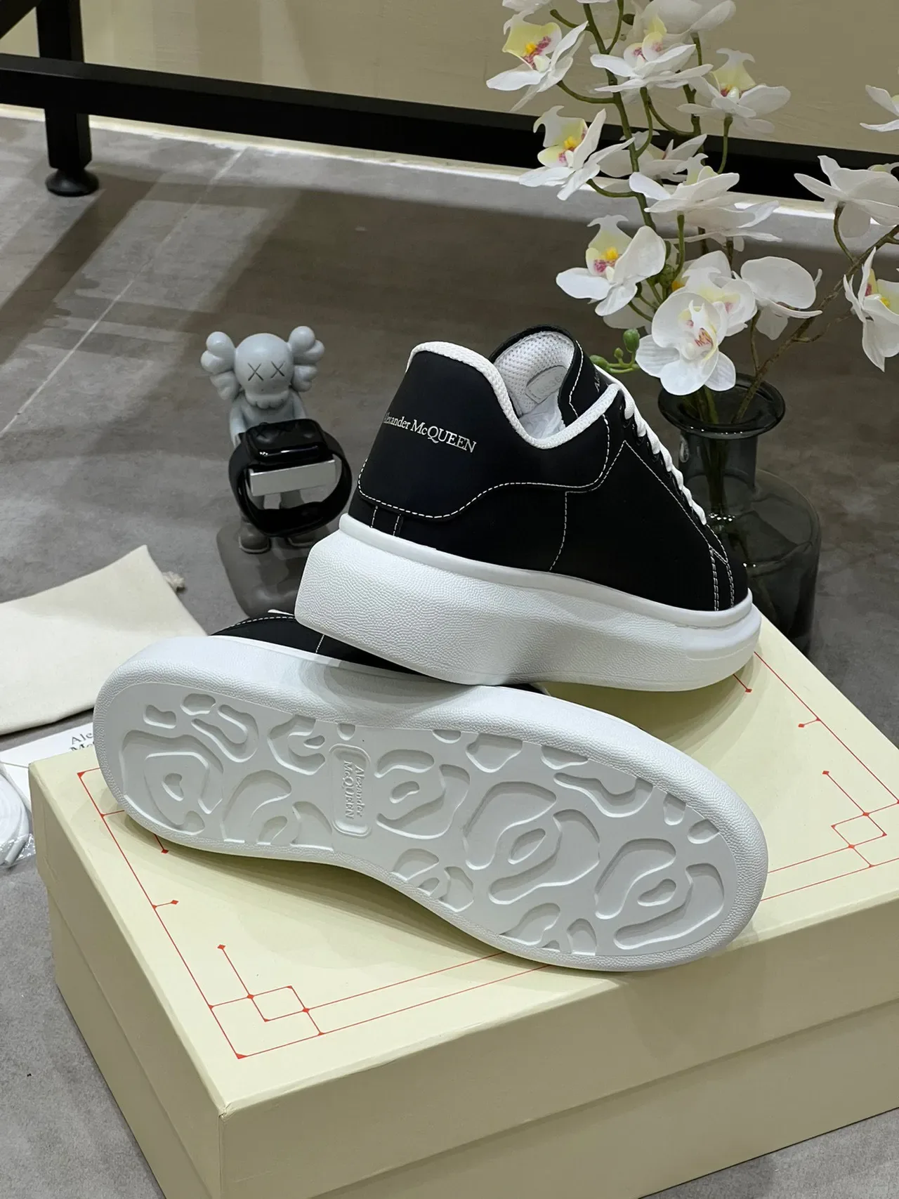 Alexander McQueen حذاء رياضي oversized أسود وأبيض نمط حياة 2