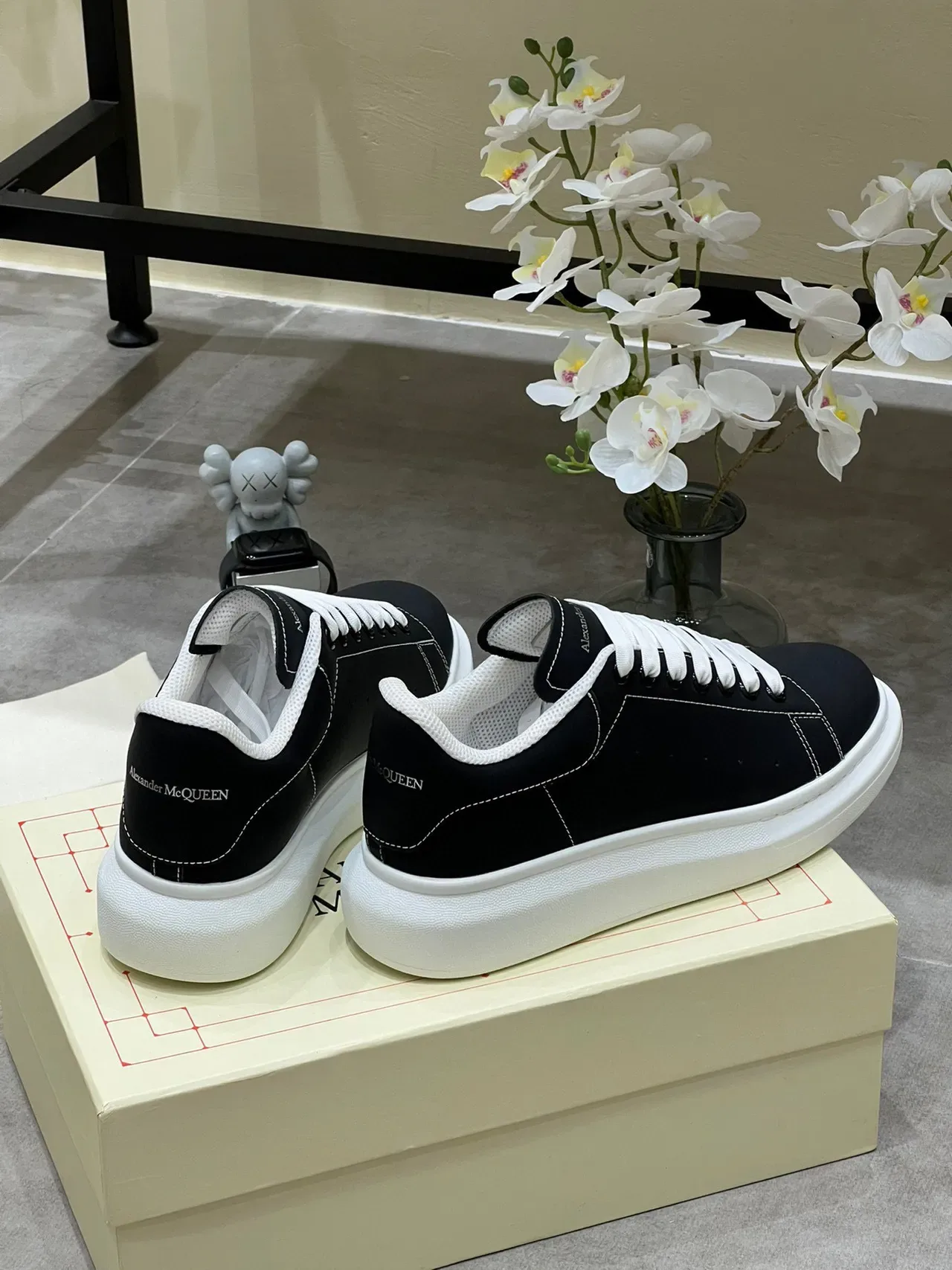 Alexander McQueen حذاء رياضي oversized أسود وأبيض نمط حياة 3