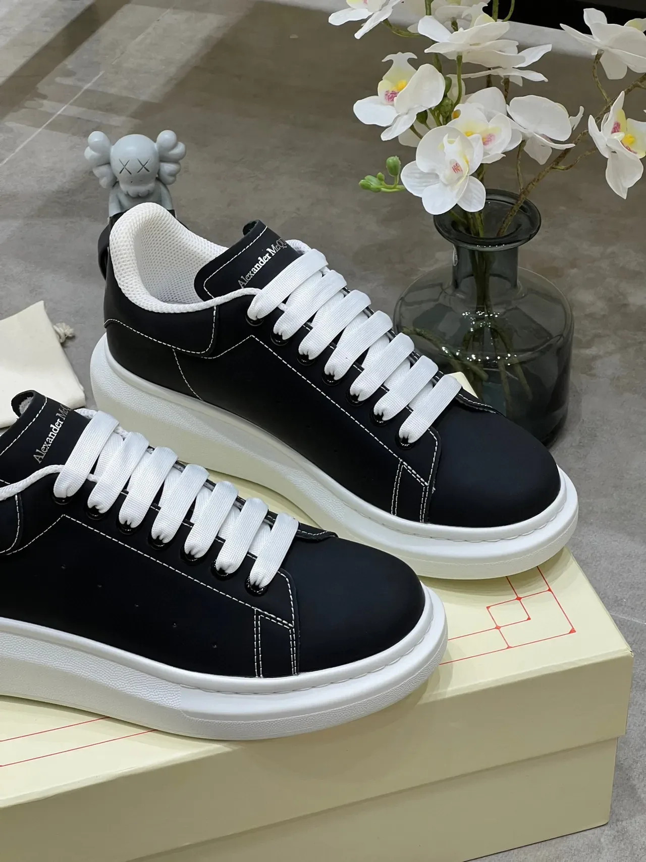 Alexander McQueen حذاء رياضي oversized أسود وأبيض نمط حياة 4