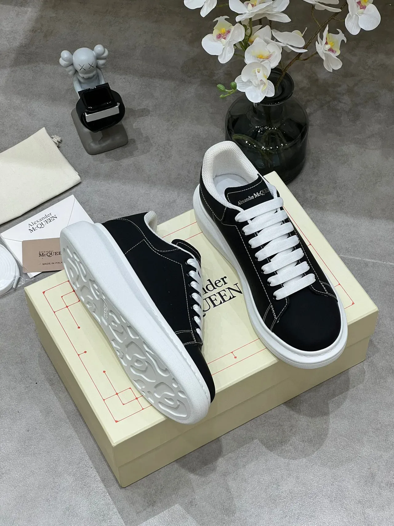 Alexander McQueen حذاء رياضي oversized أسود وأبيض نمط حياة 5
