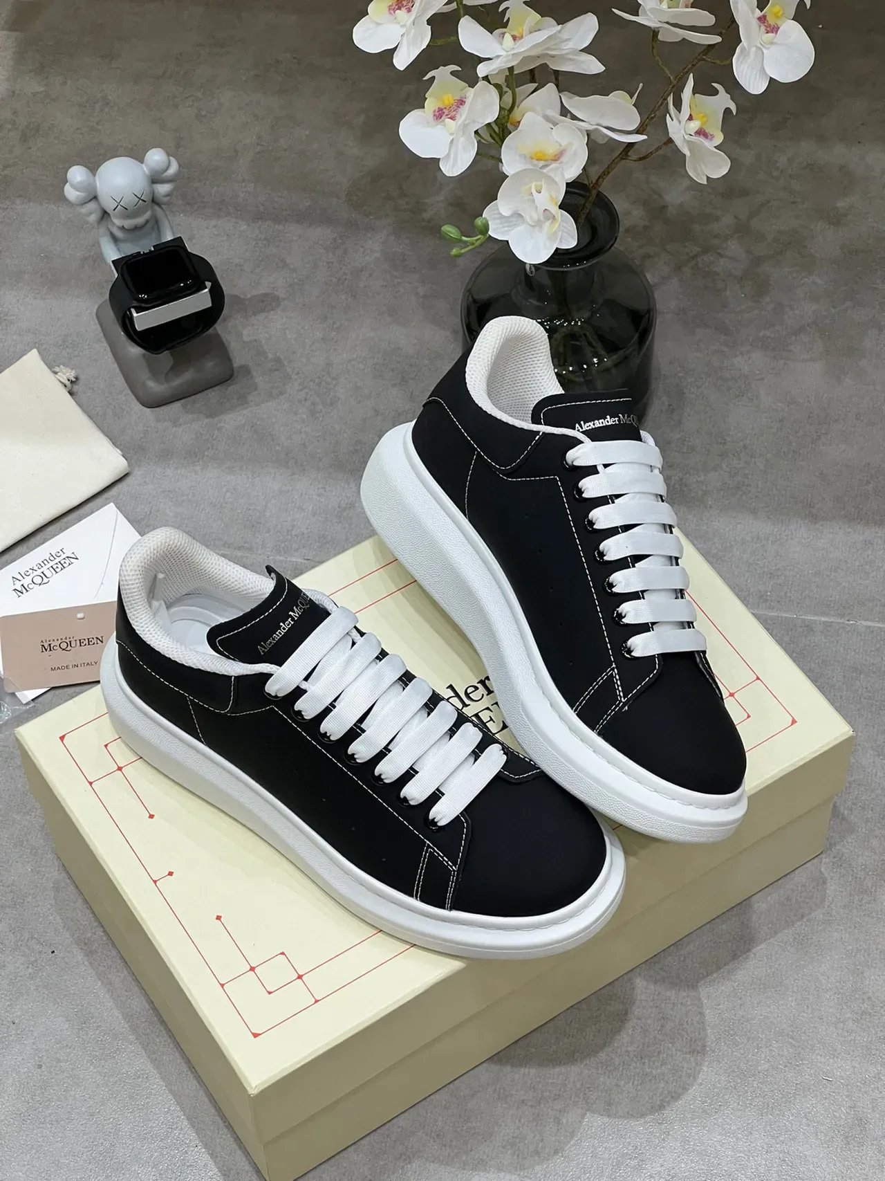 Alexander McQueen حذاء رياضي oversized أسود وأبيض نمط حياة 6