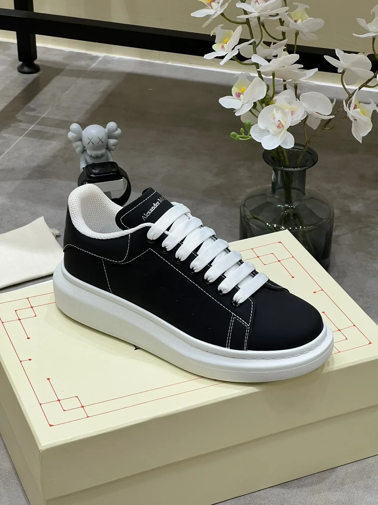 Alexander McQueen حذاء رياضي oversized أسود وأبيض نمط حياة 7