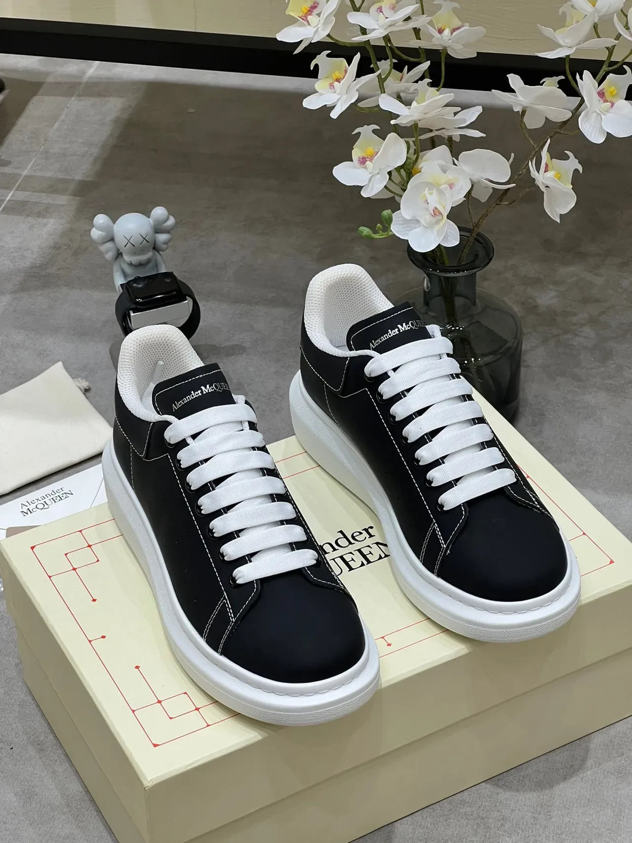 Alexander McQueen حذاء رياضي oversized أسود وأبيض نمط حياة 8