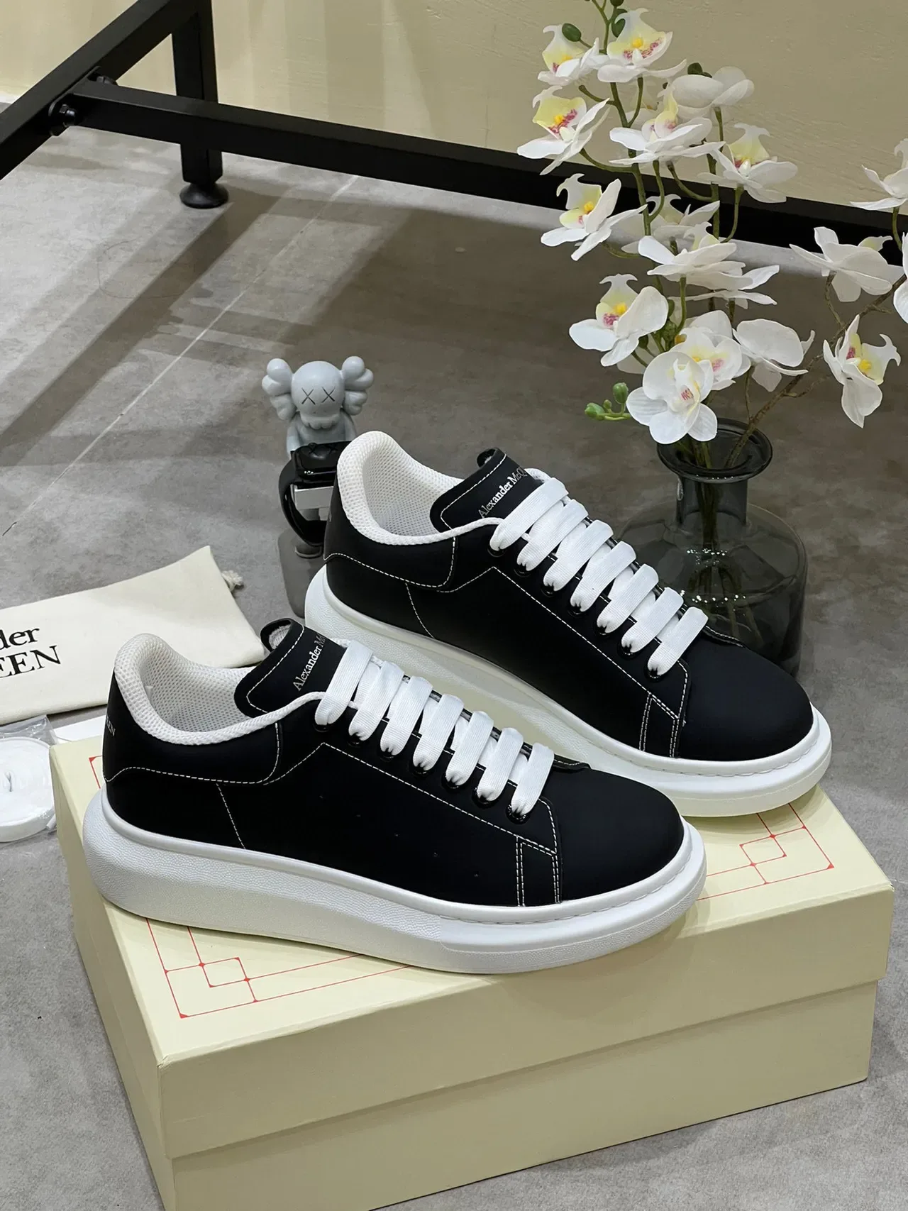 Alexander McQueen حذاء رياضي oversized أسود وأبيض نمط حياة 9