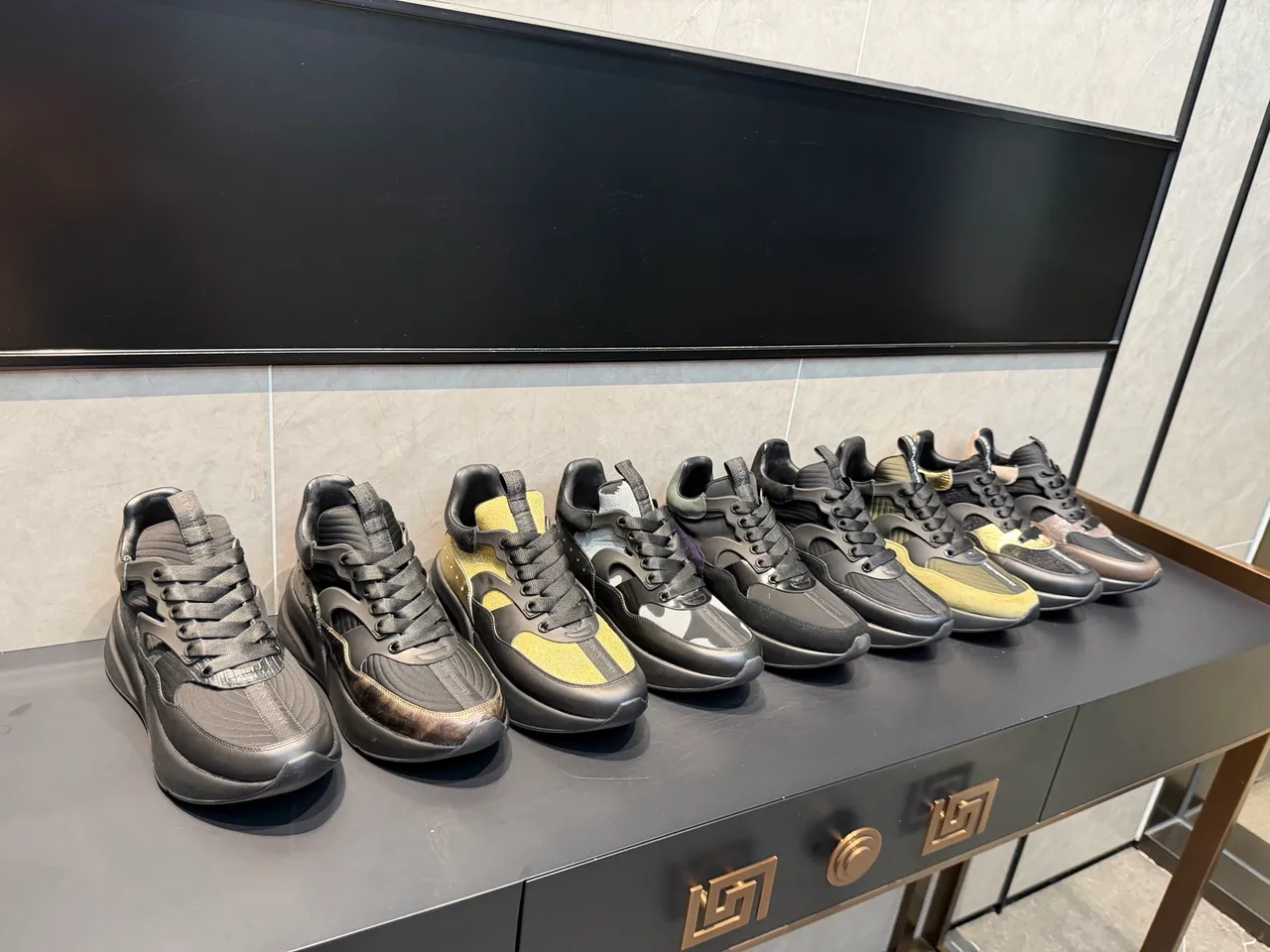Alexander McQueen 超大号黑色金色平台鞋非对称TPU笼厚底运动鞋 2