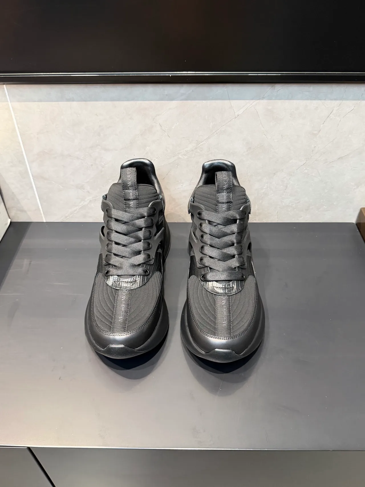 Alexander McQueen 超大号黑色金色平台鞋非对称TPU笼厚底运动鞋 3
