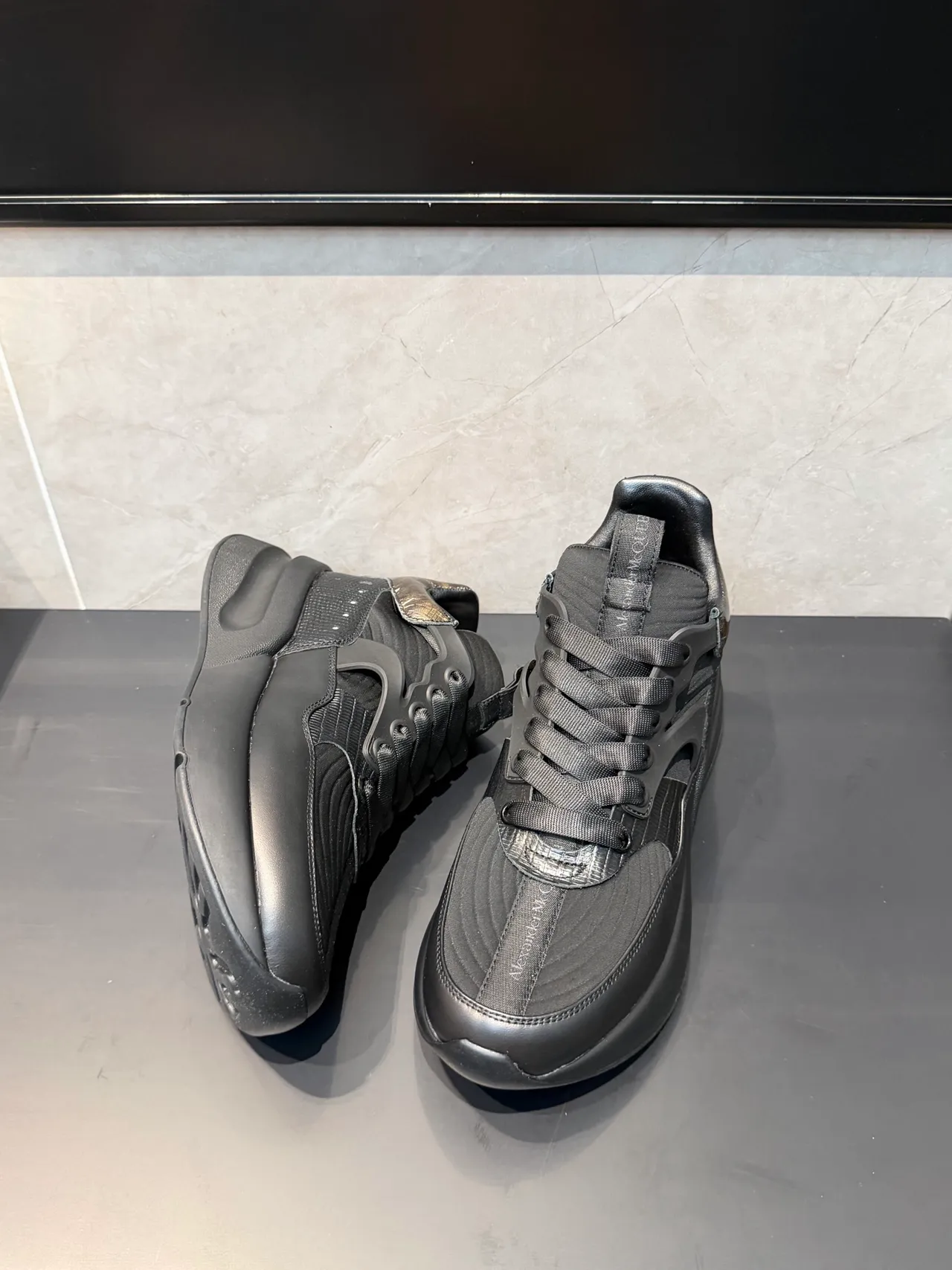 Alexander McQueen 超大号黑色金色平台鞋非对称TPU笼厚底运动鞋 4