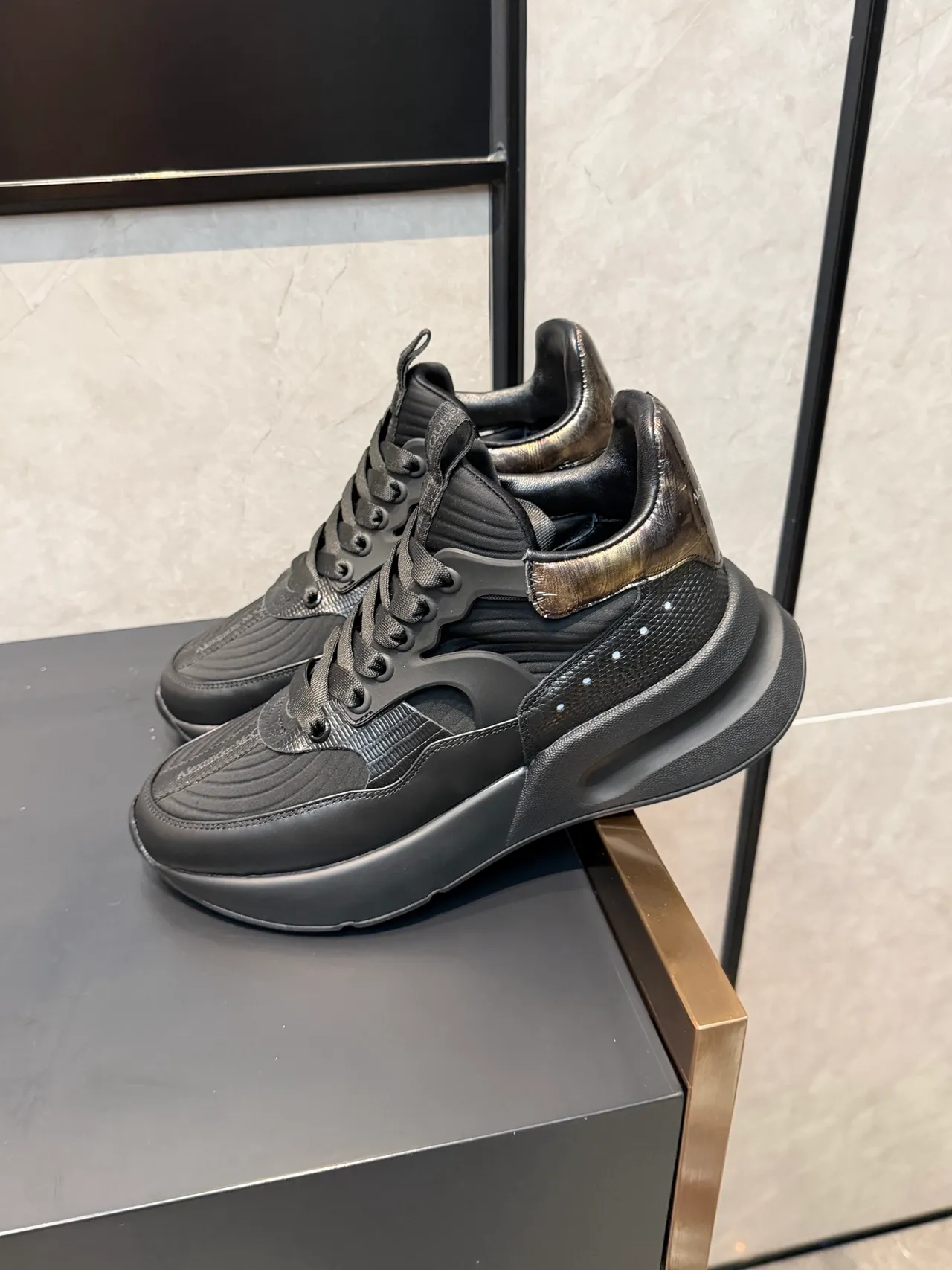 Alexander McQueen 超大号黑色金色平台鞋非对称TPU笼厚底运动鞋 5