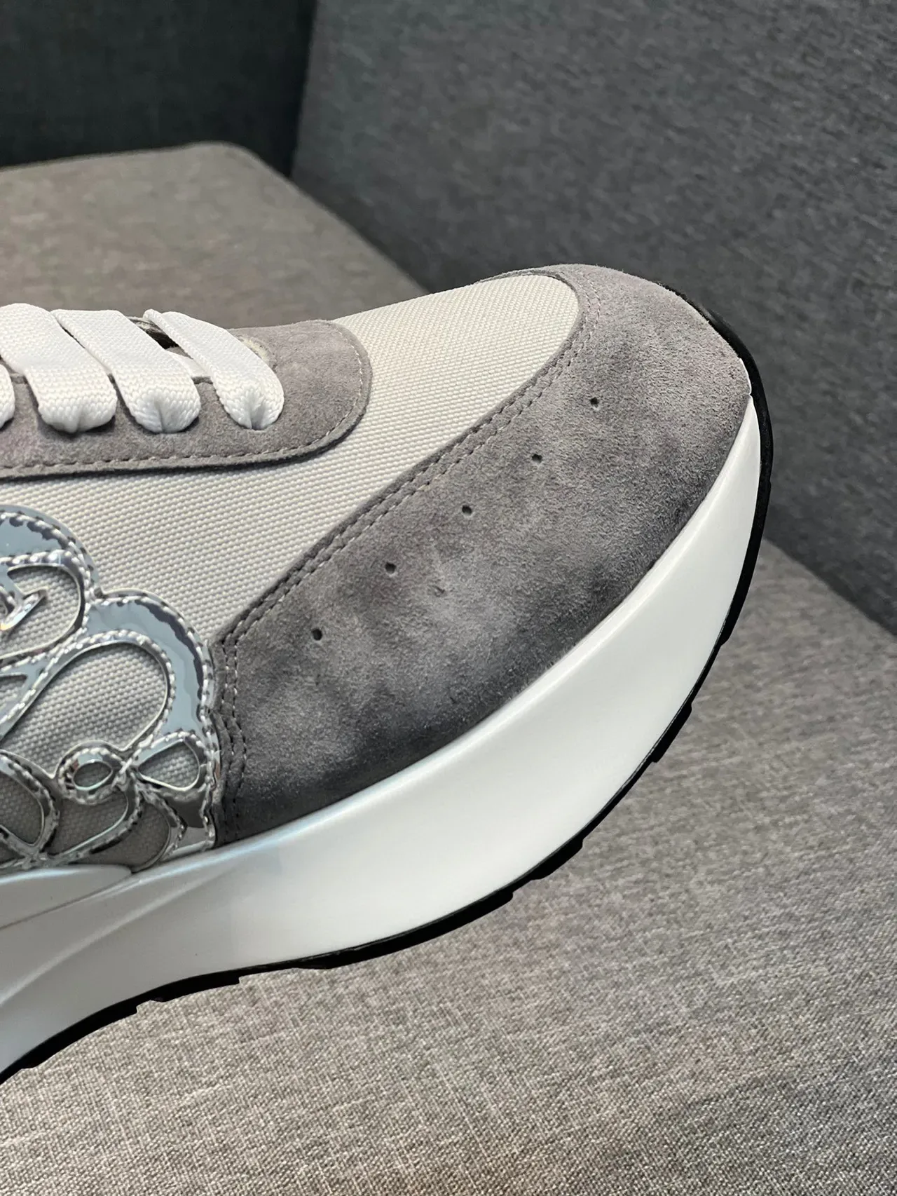 Alexander McQueen Oversized سنيكرز رمادي سويدي لوجو معدني أسلوب حياة 4