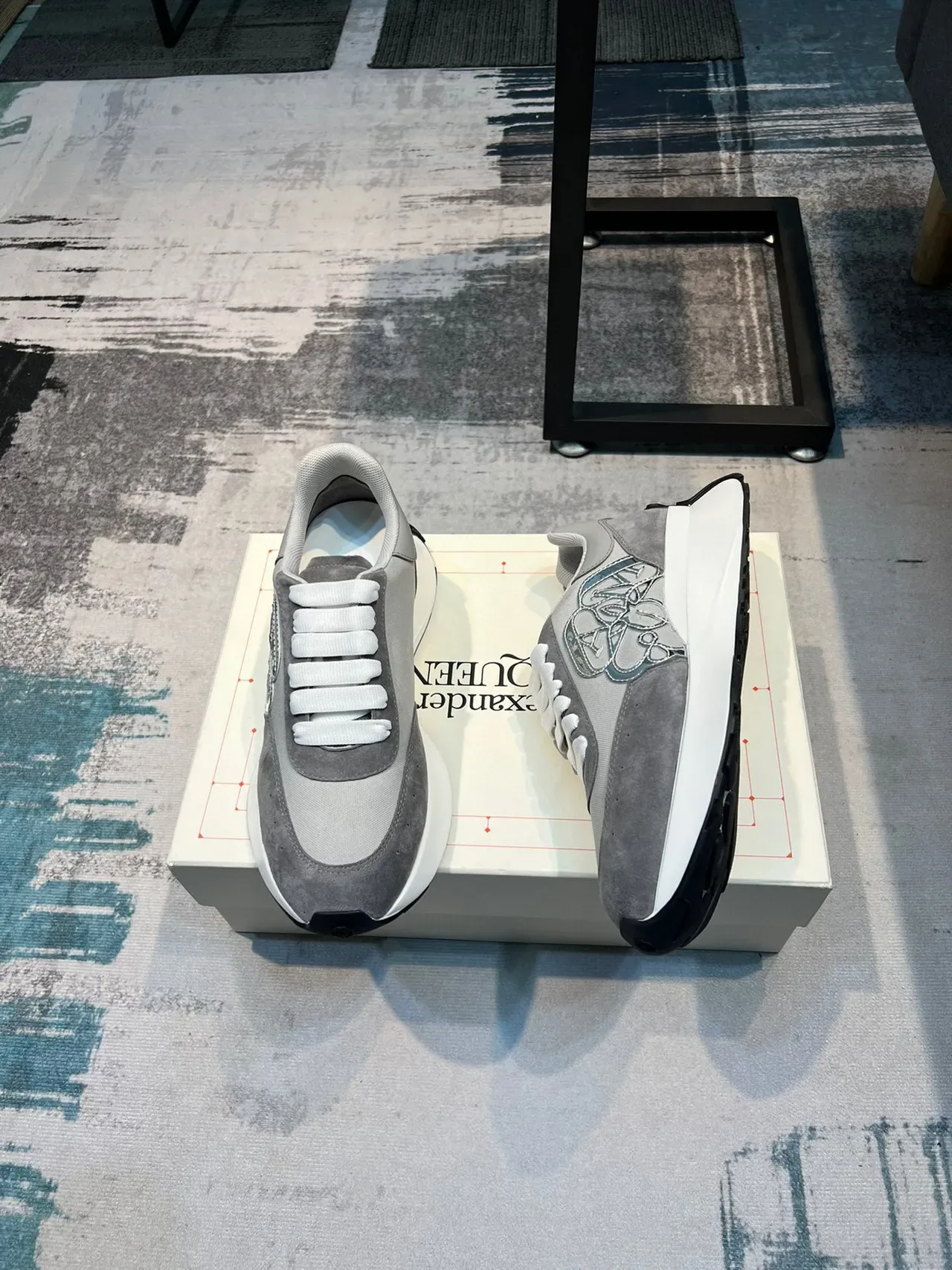 Alexander McQueen Oversized سنيكرز رمادي سويدي لوجو معدني أسلوب حياة 5