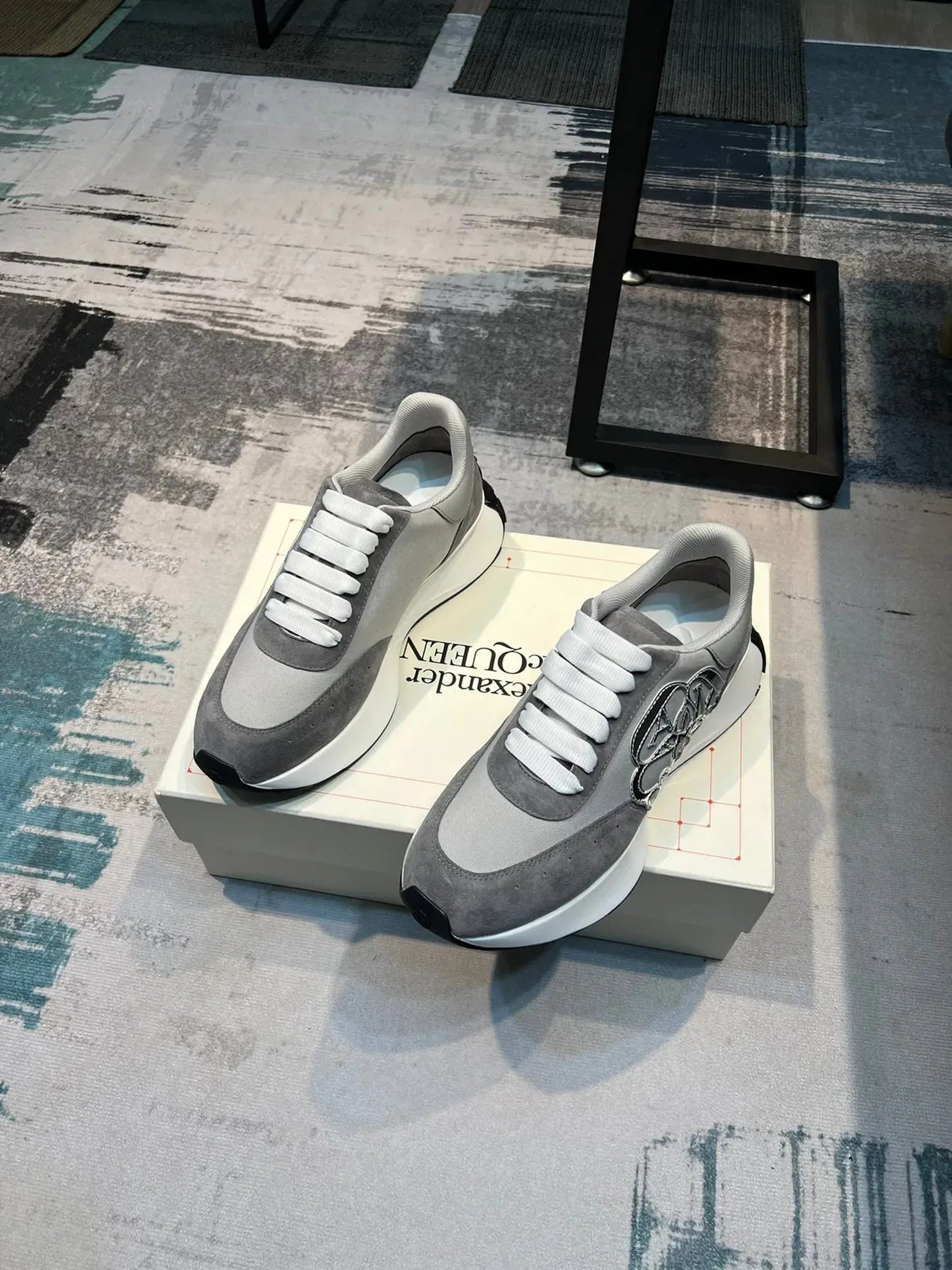 Alexander McQueen Oversized سنيكرز رمادي سويدي لوجو معدني أسلوب حياة 6