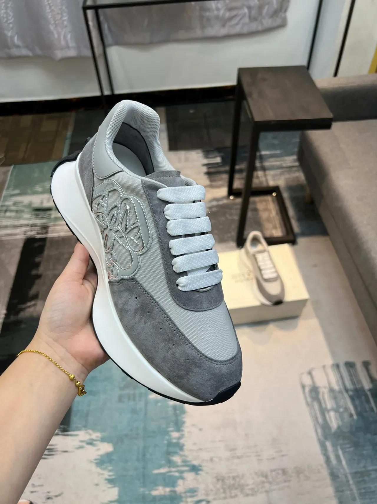 Alexander McQueen Oversized سنيكرز رمادي سويدي لوجو معدني أسلوب حياة 7